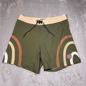 Of One Sea Men's Townshort in Green Seagrass Rainbow Arches Boardshorts Size 33